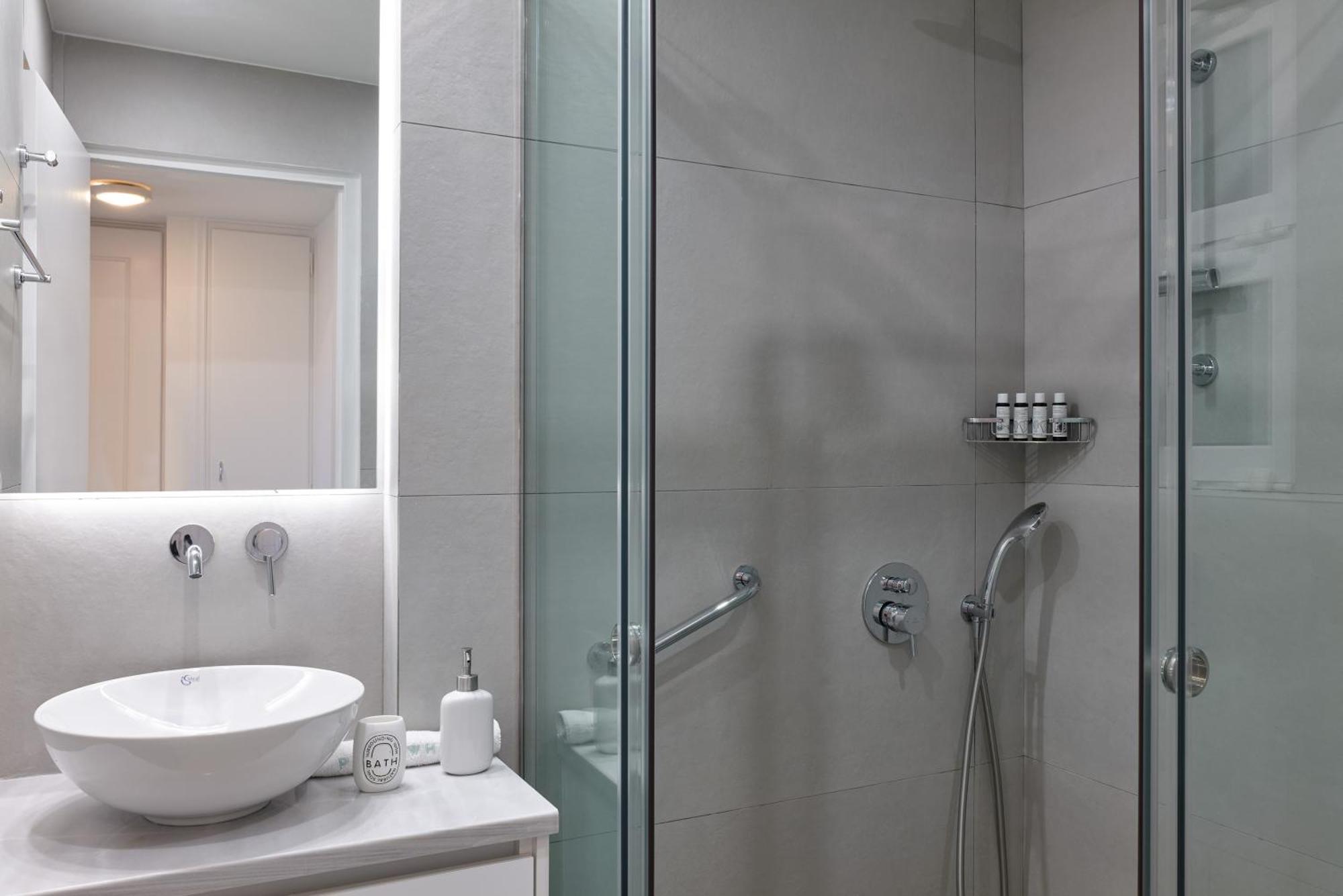 Chic One Bd Apartment With Hilton View Athen Eksteriør bilde